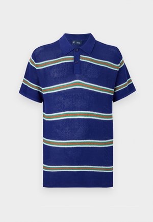 Modra pletena polo majica s kratkimi rokavi, ki ima vodoravne črte v beli, zeleni in rdeči barvi ter tri gumbke na zapenjanju.