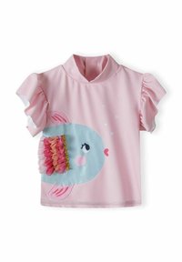 Haut à manches courtes, rose, arborant un design de poisson bleu avec des accents texturés et froncés en rose et or. Tissu lisse avec un col haut.