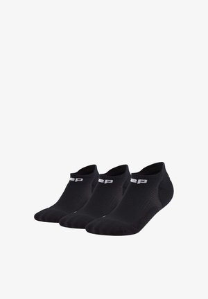 Zwarte sportieve sokken in een verpakking van drie, met een kort, crew ontwerp. Gemaakt van een gestructureerde stof met witte logo-accents op de boorden.