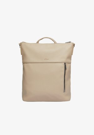 Sac à dos carré en cuir beige avec poignée supérieure et poche avant zippée verticale sur fond blanc immaculé.