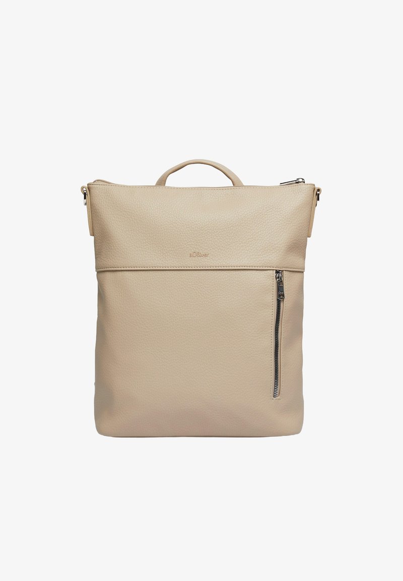 Sac à dos carré en cuir beige avec poignée supérieure et poche avant zippée verticale sur fond blanc immaculé.