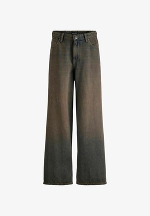 Széles szárú, kifakult fekete farmernadrág elől zsebekkel, övhurkokkal és gombos záródással, fehér háttéren bemutatva.