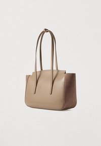 Tan és barna bőr tote táska, strukturált formával, dupla pántokkal és sima textúrával. Minimalista kialakítással rendelkezik, látható fémalkatrészek nélkül.