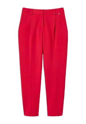 Pantaloni rossi su misura con pince frontali, tasche laterali, passanti per cintura e design a gamba affusolata.
