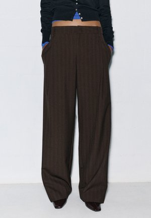 PULL&BEAR TAILORED WITH DARTS - TROUSERS - Pantalon classique - dark brown