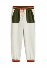 Pantalones de chándal gris claro con bolsillos frontales en verde oliva, cinturilla elástica con cordón naranja y puños elásticos con acentos en naranja y verde.