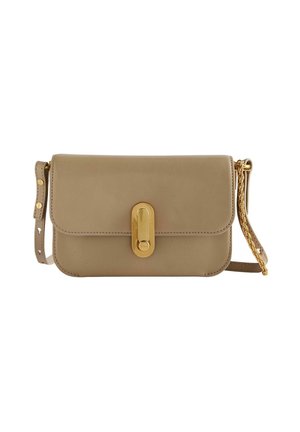 Sac bandoulière en cuir beige avec fermoir à rabat, quincaillerie dorée et bandoulière en chaîne. Texture lisse avec des détails de couture minimaux.