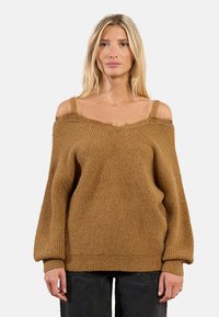 Maglione marrone a maglia con design sceso sulle spalle, maniche lunghe e polsini a coste. Tessuto testurizzato con vestibilità comoda e dettagli in pizzo.