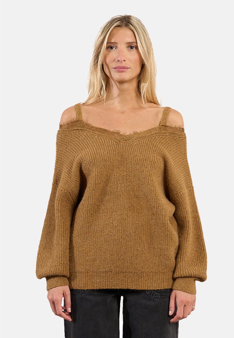 Maglione marrone a maglia con design sceso sulle spalle, maniche lunghe e polsini a coste. Tessuto testurizzato con vestibilità comoda e dettagli in pizzo.