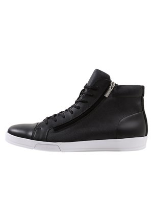 Schwarzer High-Top-Sneaker mit seitlichem Reißverschluss, schwarzen Schnürsenkeln, strukturiertem Obermaterial und weißer Gummisohle.