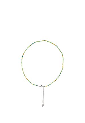 Colier cu mărgele mici rotunde în nuanțe de verde, portocaliu și albastru, cu închizătoare argintie și prelungitor ajustabil pentru lanț.