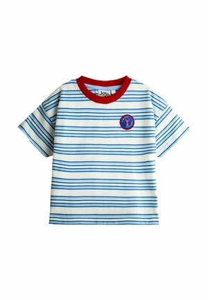 Hvid kortærmet skjorte med blå vandrette striber, rød krave og et rundt mærke med en hummert og tekst på venstre bryst.