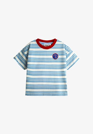 Witte T-shirt met korte mouwen met blauwe horizontale strepen, een rode kraag en een ronde patch met een kreeft en tekst op de linkerborst.