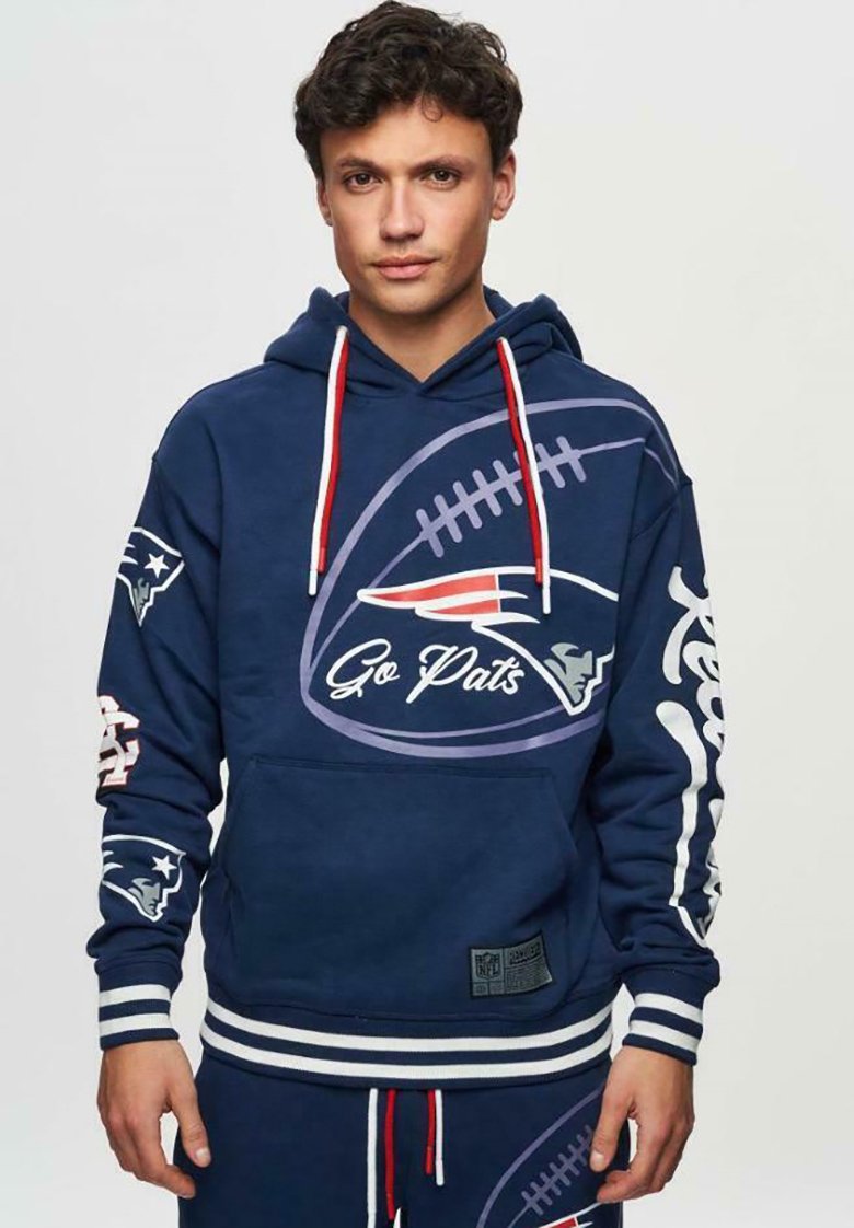 Mörkblå hoodie med fotbollsgraphics, texten "Go Pats" och lagets logotyp. Har röda dragsko, randiga muddar och en känguruficka.