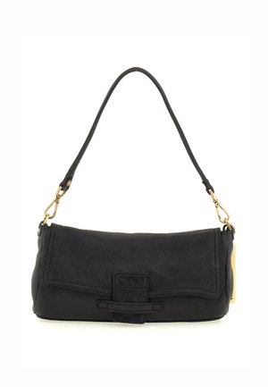Borsa a tracolla nera in pelle con design piatto, manico corto, dettagli in metallo dorato e patta frontale con chiusura a tracolla.