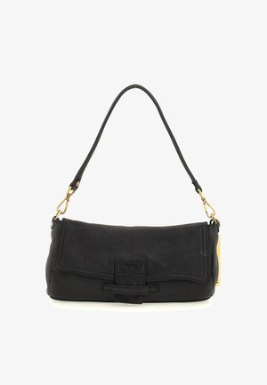 Borsa a tracolla nera in pelle con design piatto, manico corto, dettagli in metallo dorato e patta frontale con chiusura a tracolla.