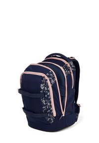 Zaino blu navy con accenti rosa e motivo floreale sui lati, dotato di numerosi scomparti con zip e spallacci regolabili.