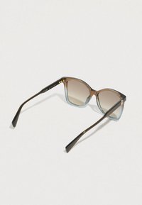 Barna és világoskék macskaszem napszemüveg átmenetes lencsékkel, arany díszítéssel a kereten és elegáns fekete szárakkal.