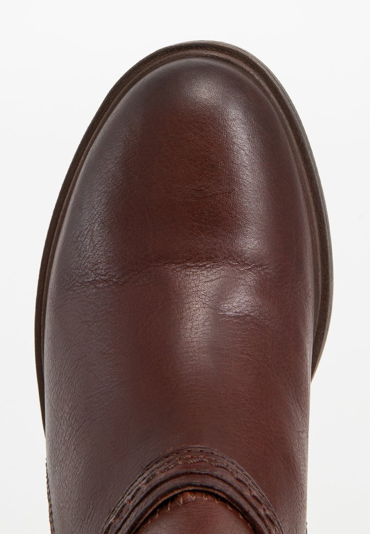 Braune Leder-Stiefelette mit runder Zehenform, glatter Textur, dezenter Stichdetail und einem soliden, strapazierfähigen Sohlen-Design.