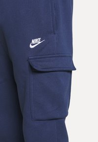 Nike Sportswear SPORTSWEAR CLUB FLEECE - Calças de fato de treino - midnight navy/white
