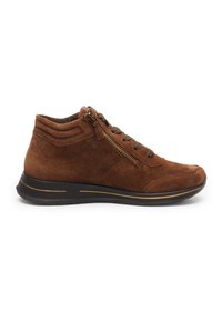Bruine suède sneaker met halverwege de enkel, veters aan de voorkant, rits aan de zijkant, gevoerde kraag en een zwarte rubberen zool met gouden accentstreep.