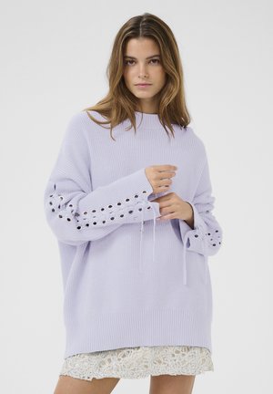 Lila gestrickter Pullover mit hohem Hals, lockerer Passform und Schnürdetails an den Ärmeln mit Ösen. Strukturierter Stoff mit geripptem Saum.