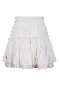 Witte gelaagde rok met een smocktailleband, voorzien van subtiele verticale strepen en een rafelende rand op elke laag. Katoenen stoftextuur.