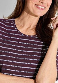 Burgunderfarbenes T-Shirt mit weißem und schwarzem Streifenmuster, runder Ausschnitt, kurze Ärmel, glattes Baumwollmaterial, subtile Texturd details.