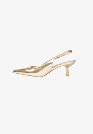 Scarpa slingback punta appuntita in metallo dorato con tacco basso kitten e sottile cinturino regolabile su sfondo bianco.