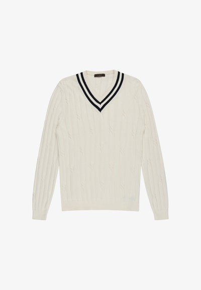 Maglione bianco a trecce con scollo a V, caratterizzato da un colletto a coste a righe nere e bianche. Maniche lunghe e motivo testurizzato su tutta la superficie.