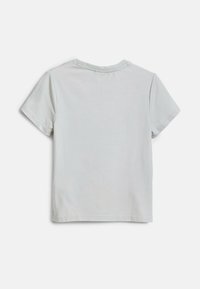 Világosszürke pamut póló rövid ujjakkal, kerek nyakkivágással és egyenes alsó szegéllyel. Puha tapintású, látványos minták vagy díszítések nélkül.