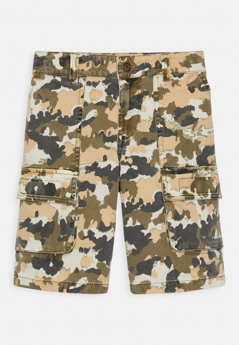 Calças cargo camufladas em tons de bege, castanho e verde, com múltiplos bolsos, fecho de botão e um tecido de algodão durável. Padrão texturizado por todo o lado.