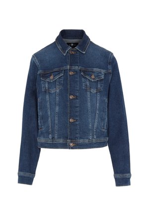 Denimjack in donkerblauw met knopen aan de voorkant, twee borstzakken en een cropped ontwerp. Kenmerken zijn stikseldetails en een puntige kraag.