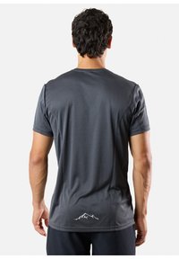 Harmaa lyhythihainen urheilupaita, joka on valmistettu kosteutta siirtävästä kankaasta. Paidassa on huomaamaton vuoristologo alas selässä ja pyöreä pääntie.