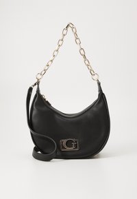 Sort læder skuldertaske med en struktureret overflade, guld kædetræk og en fremtrædende guld hardware-logo detalje på fronten.