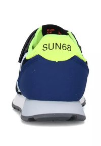 Sneakers blu navy con suola grigia, dettagli verde neon e una striscia nera. "SUN68" stampato in nero sul tallone. Design in tessuto leggero.