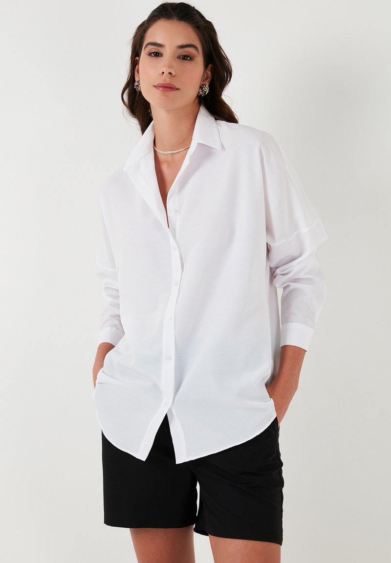 LELA Užsagstoma palaidinė - white