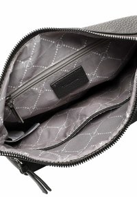 Interno di una borsa a pochette in pelle nera con fodera in tessuto grigio caratterizzata da un motivo geometrico. Include una tasca con zip e due sezioni aperte.
