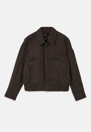 Veste texturée marron avec fermeture éclair, col, deux poches avant et taille cintrée. Le matériau semble tissé avec un motif subtil.