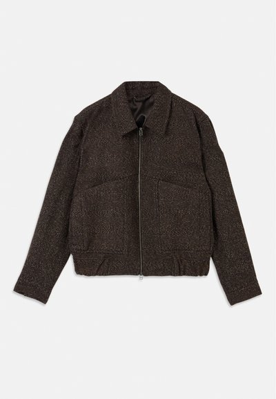 Brun texturerad jacka med dragkedja, krage, två framfickor och figurnära midja. Materialet ser ut att vara vävt med ett subtilt mönster.