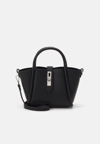 Czarna skórzana torebka o teksturowanej powierzchni, zaokrąglonymi uchwytami i srebrnym zapięciem. Posiada zdejmowany pasek na ramię dla większej wszechstronności.