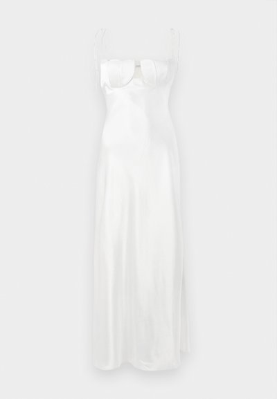 Vestido maxi blanco de satén con un bodice ajustado, escote corazón suave, tirantes finos ajustables y una abertura lateral. Textura lisa y brillante.