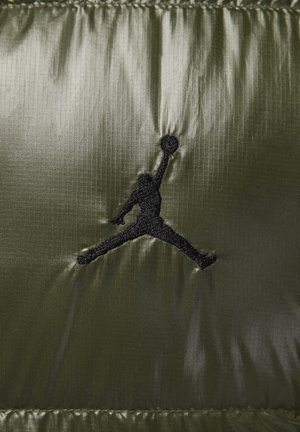 Olivenfarvet dunjakke med en skinnende, struktureret overflade; har et sort broderet Jumpman-logo i centrum.