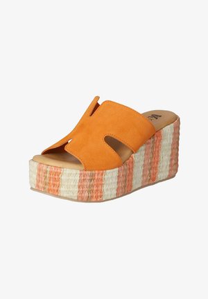 Oranje suede wedge sandaal met open teen ontwerp, met een gestructureerd geweven plateau in crème en koraalstrepen.