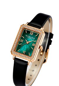 Reloj de pulsera rectangular con una esfera verde brillante, marco de oro rosa, números romanos y una correa de cuero negra. Acentuado con cristales brillantes.