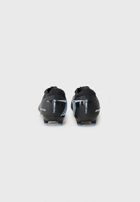 Bottines de football noires au design épuré, avec une texture lisse et des accents bleus. Comprend des crampons en caoutchouc pour une traction sur le terrain.