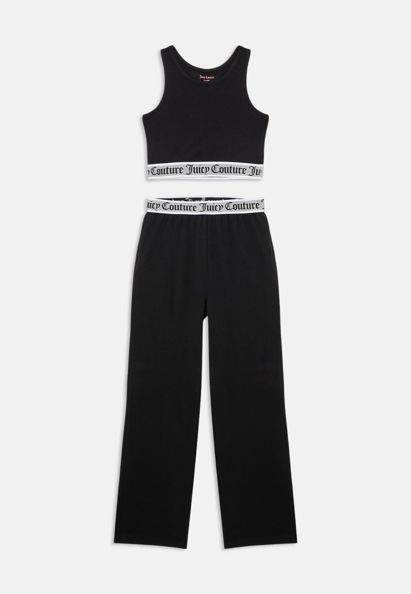 Čierny bezrukávový crop top a široké nohavice s bielymi elastickými pásmi s textom "Juicy Couture" na páse a leme.