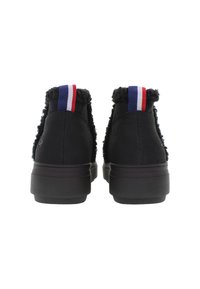 Zwarte enkellaarsjes met dikke zolen, een heerlijke bontvoering en achterste lussen met blauwe, witte en rode strepen.