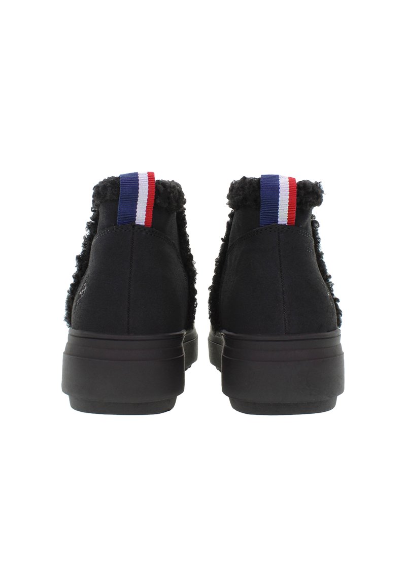 Schwarze Knöchelstiefel mit dicken Sohlen, gemütlichem Futter aus Fell und hinteren Ziehlaschen mit blauen, weißen und roten Streifen.