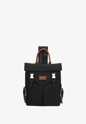 Mochila negra fabricada en nylon durable, con un diseño de cierre enrollable, detalles en cuero marrón y múltiples bolsillos con cremalleras y a presión.